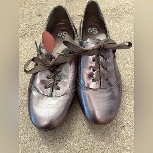 SO Sonoma Kohl’s Women’s Shiny Pewter Silver Lace-Up Shoes Sneakers Size 8.5